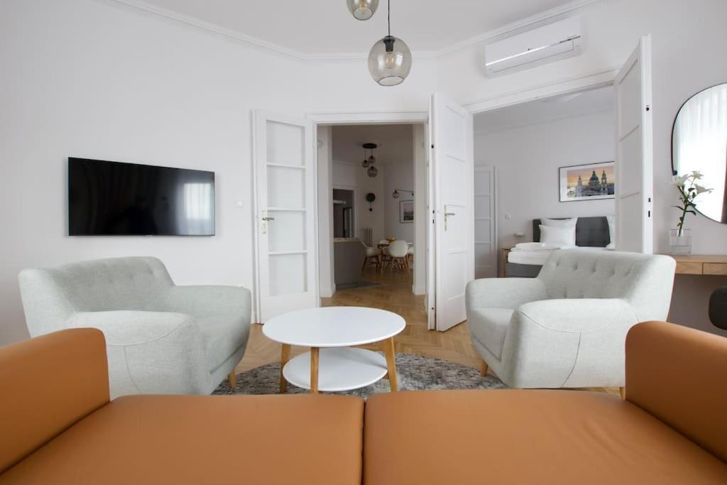 Premium Apartment By Hi - Central 2 Bedroom - Best View Budapest Eksteriør billede