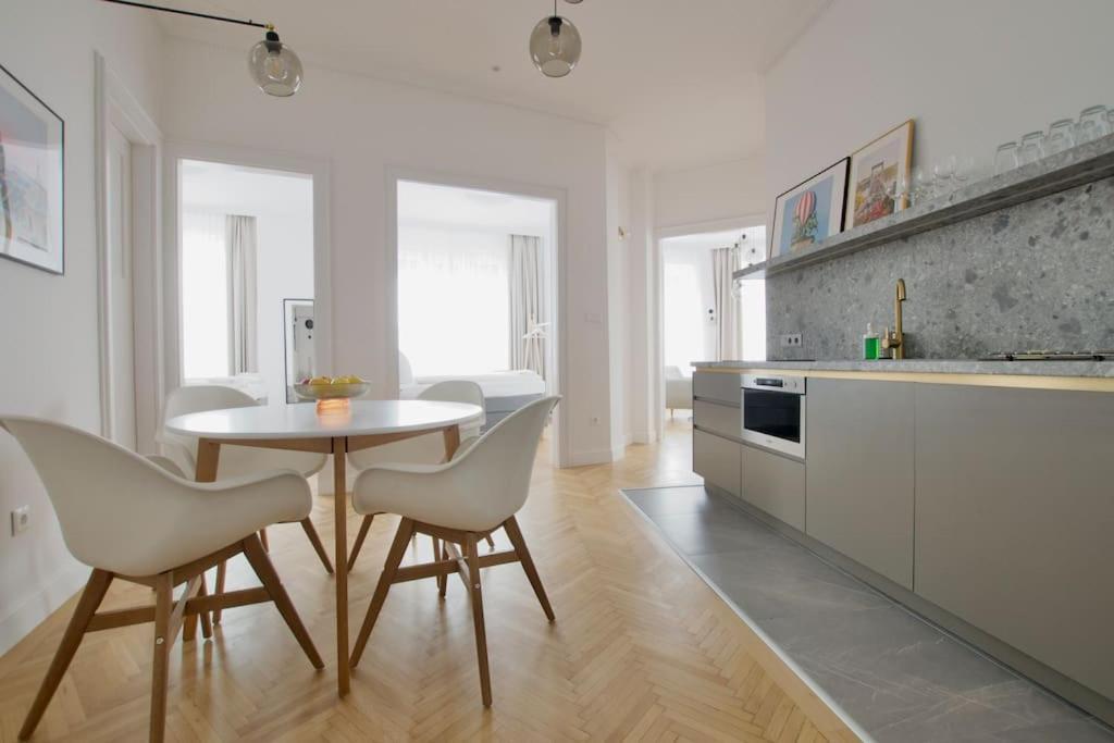 Premium Apartment By Hi - Central 2 Bedroom - Best View Budapest Eksteriør billede