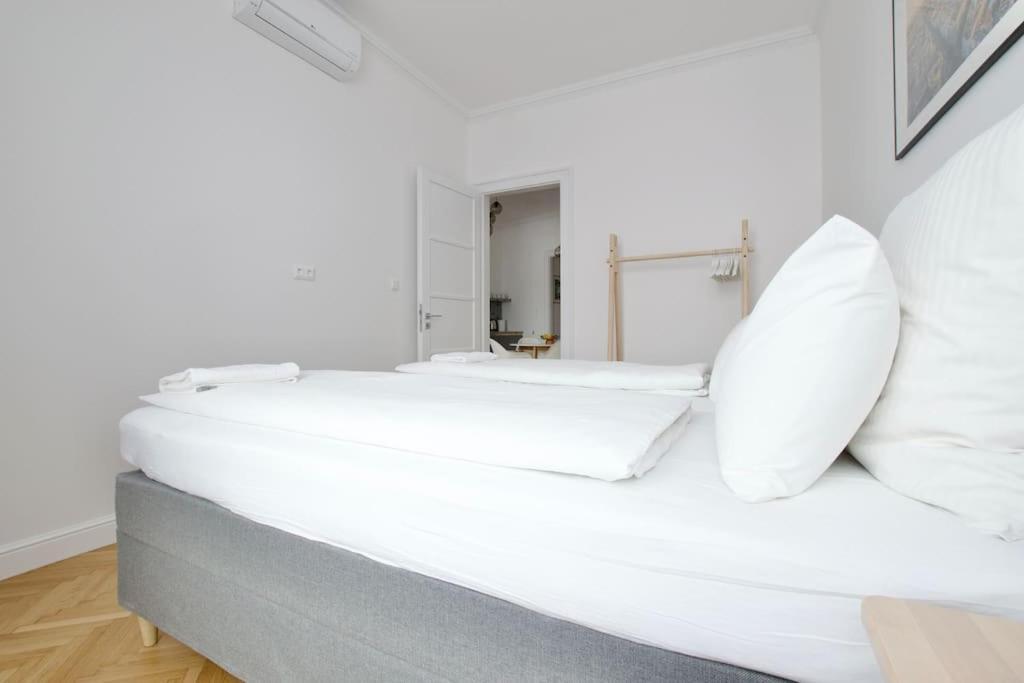 Premium Apartment By Hi - Central 2 Bedroom - Best View Budapest Eksteriør billede