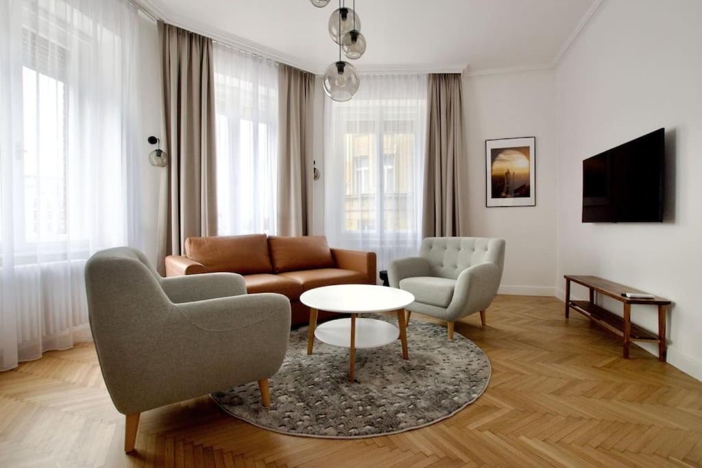 Premium Apartment By Hi - Central 2 Bedroom - Best View Budapest Eksteriør billede