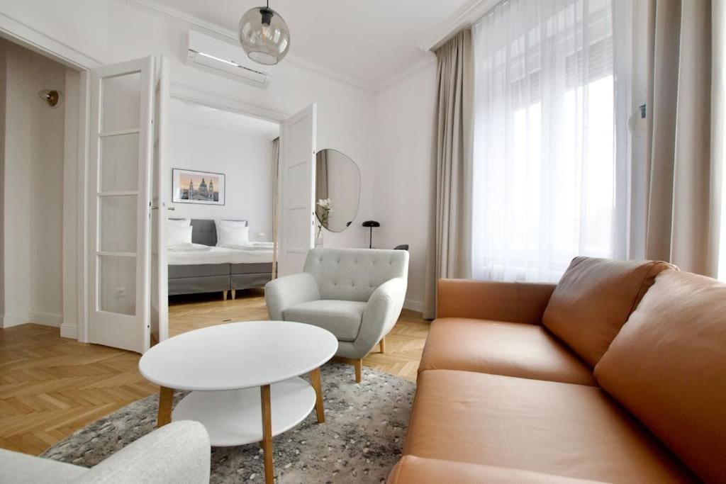 Premium Apartment By Hi - Central 2 Bedroom - Best View Budapest Eksteriør billede