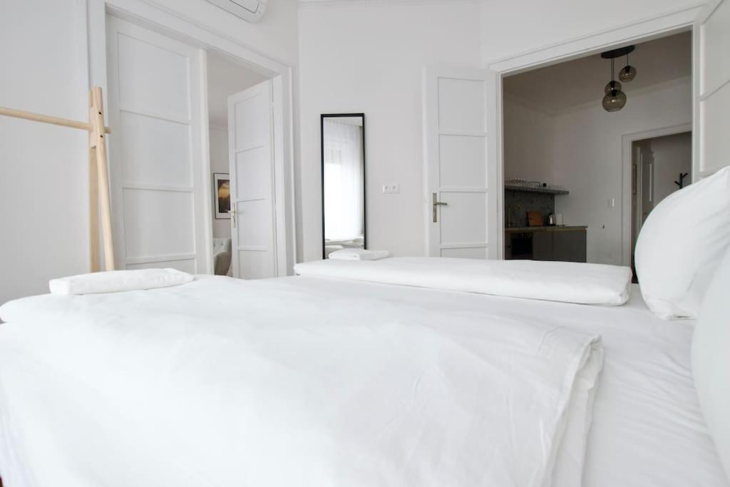 Premium Apartment By Hi - Central 2 Bedroom - Best View Budapest Eksteriør billede