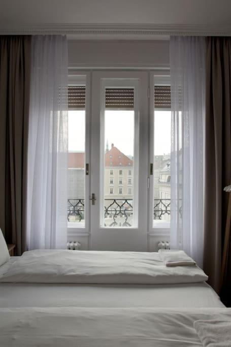 Premium Apartment By Hi - Central 2 Bedroom - Best View Budapest Eksteriør billede