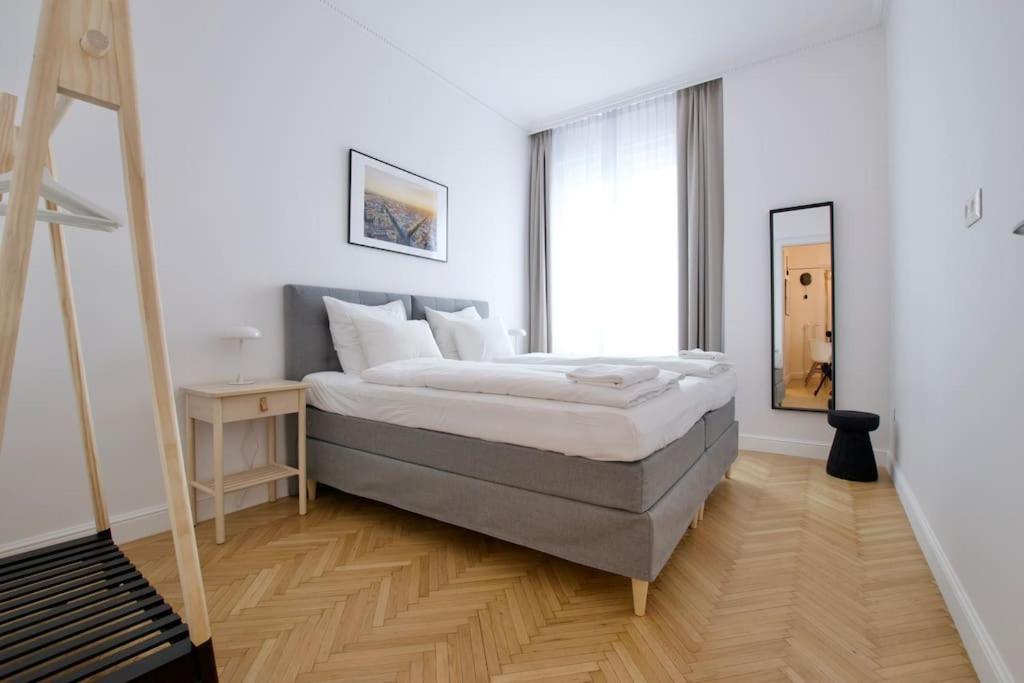 Premium Apartment By Hi - Central 2 Bedroom - Best View Budapest Eksteriør billede