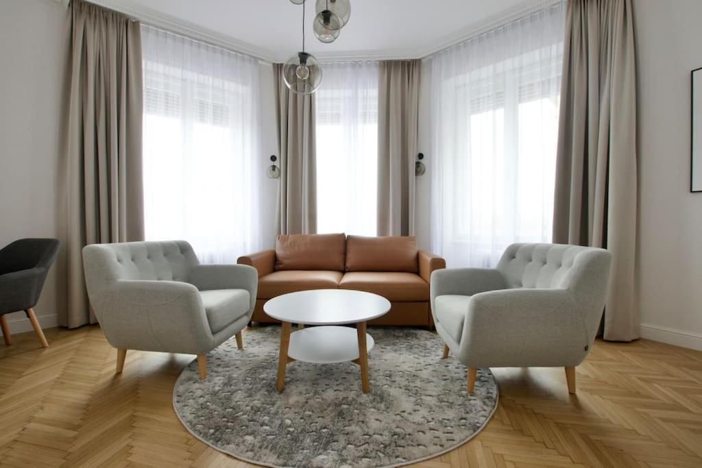 Premium Apartment By Hi - Central 2 Bedroom - Best View Budapest Eksteriør billede