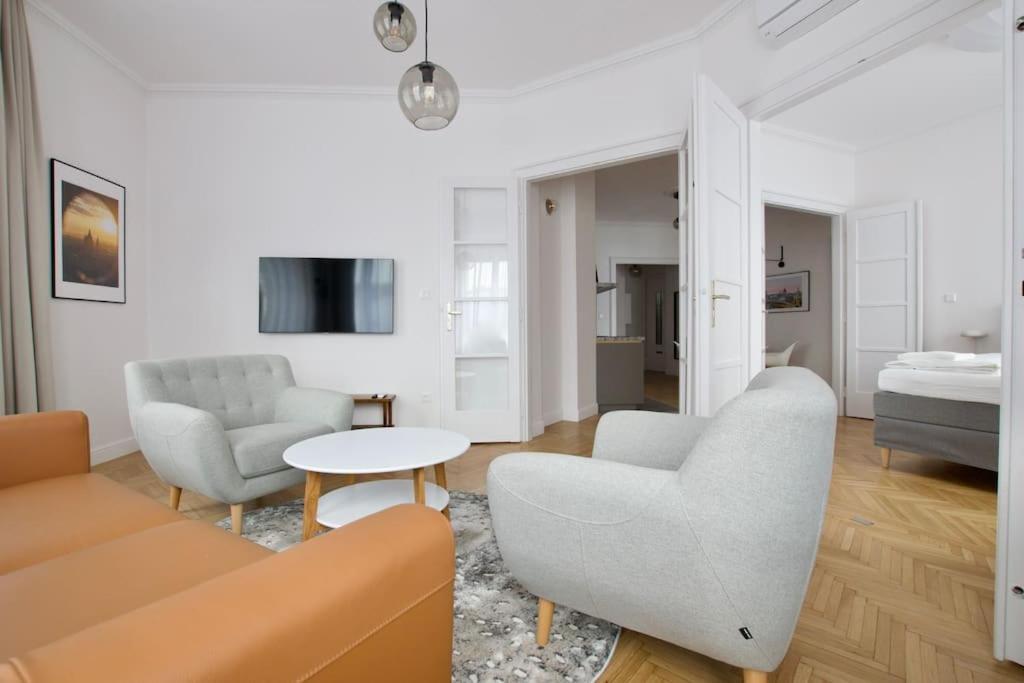 Premium Apartment By Hi - Central 2 Bedroom - Best View Budapest Eksteriør billede