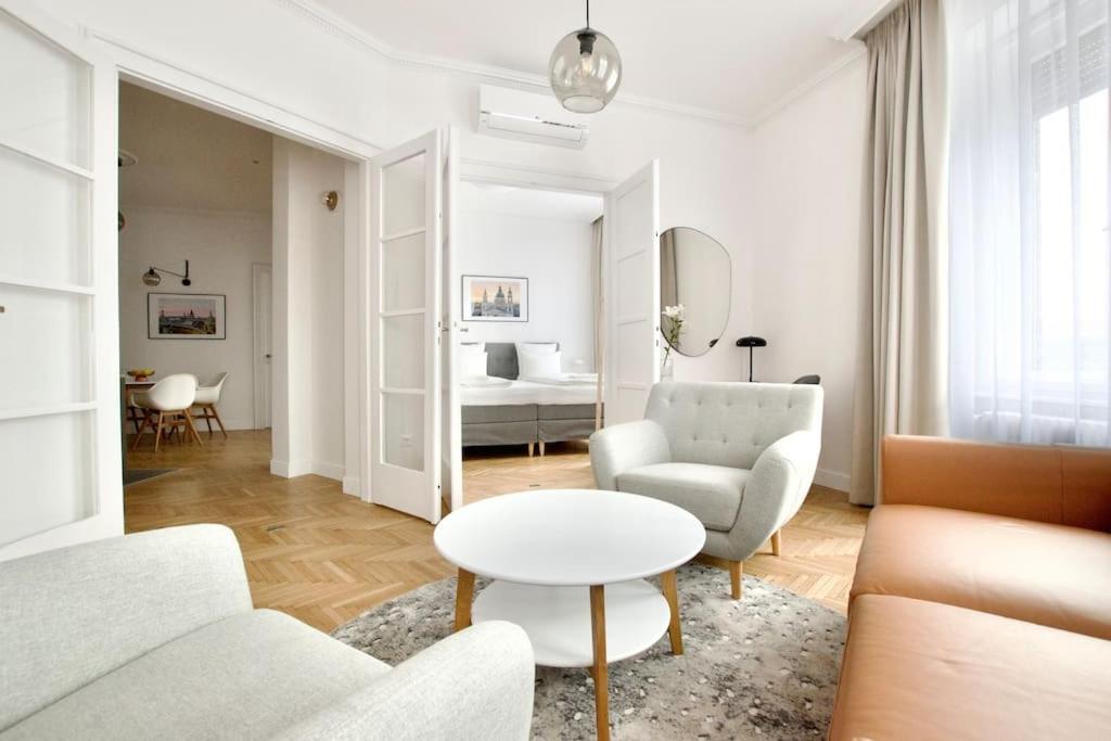 Premium Apartment By Hi - Central 2 Bedroom - Best View Budapest Eksteriør billede