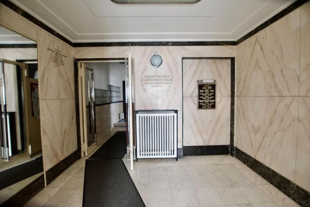 Premium Apartment By Hi - Central 2 Bedroom - Best View Budapest Eksteriør billede