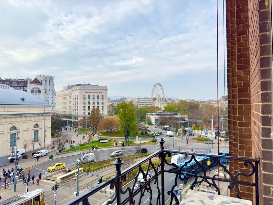 Premium Apartment By Hi - Central 2 Bedroom - Best View Budapest Eksteriør billede