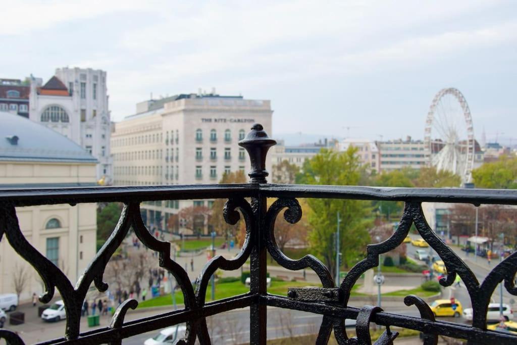 Premium Apartment By Hi - Central 2 Bedroom - Best View Budapest Eksteriør billede