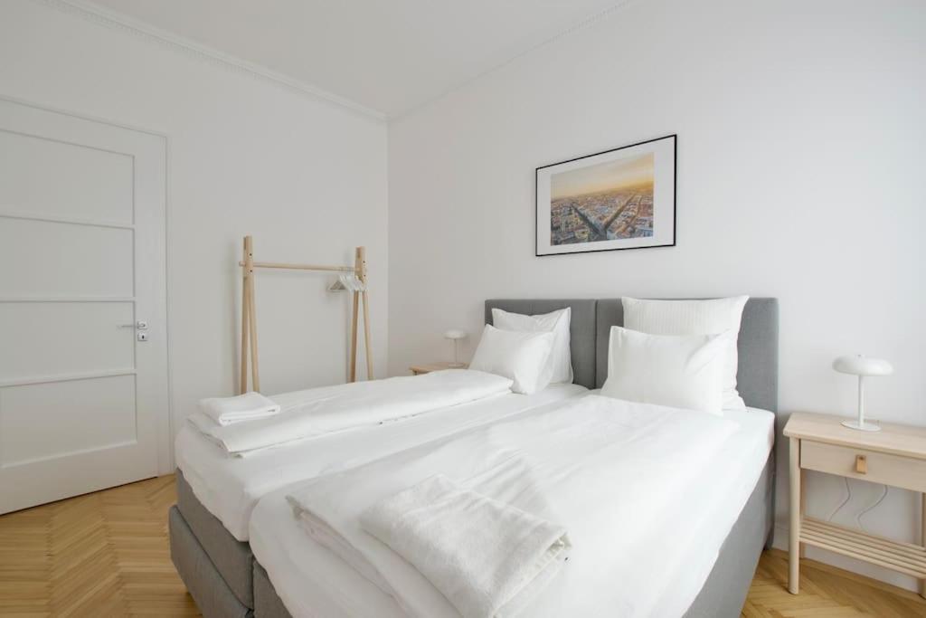 Premium Apartment By Hi - Central 2 Bedroom - Best View Budapest Eksteriør billede
