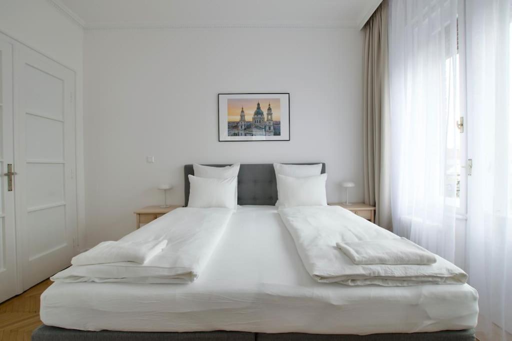 Premium Apartment By Hi - Central 2 Bedroom - Best View Budapest Eksteriør billede