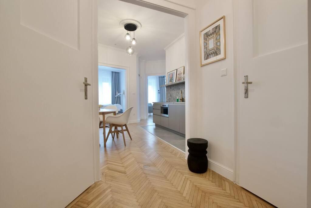 Premium Apartment By Hi - Central 2 Bedroom - Best View Budapest Eksteriør billede