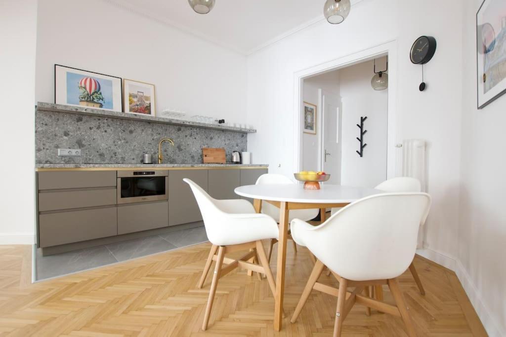 Premium Apartment By Hi - Central 2 Bedroom - Best View Budapest Eksteriør billede