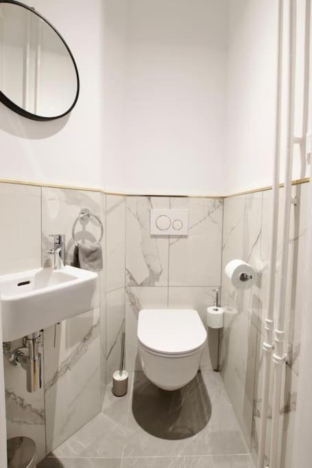 Premium Apartment By Hi - Central 2 Bedroom - Best View Budapest Eksteriør billede